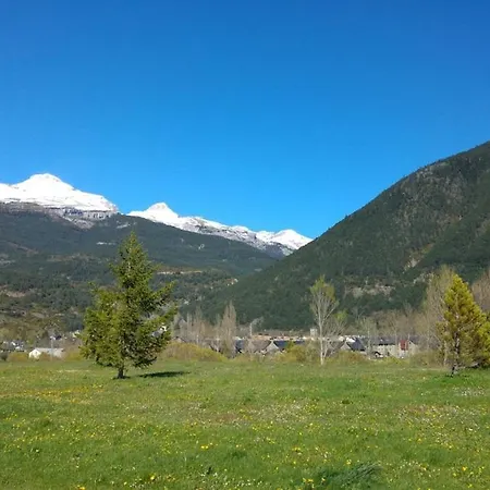 El Nido Del Pirineo Estilo Y Calidez En ビリャヌア
